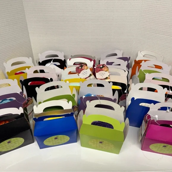 Handmade Crochet Flower Pins New comes with gift box - Picture 9 of 11